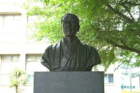 慶大內的福澤渝吉雕像