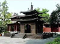 完工於2003年的古樸、肅穆的錢王祠銅獻殿