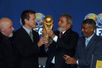 巴西總統盧拉在巴西獲選後手舉大力神杯