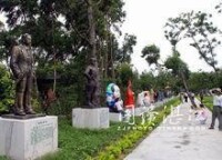 吳川民間雕塑園的龐雄塑像（左一）