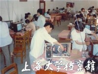 上海科專學生在校辦工廠進行生產實習