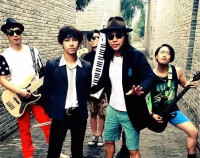 創建了藝術家部落“北京東村”，組建了NO樂隊