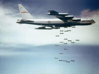 投擲炸彈的B-52轟炸機