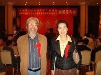 2007年胡小偉與鄭桂蘭出席新聞發布會。