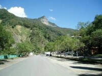 泰安溫泉風景區停車場（遠處山峰為虎山）