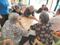 大連一家養老院的老人在玩遊戲