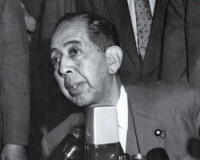 岸信介於1957年2月擔任首相