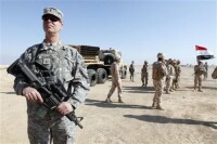 在伊拉克街頭警戒的美軍士兵