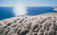 墨西哥格雷羅內洛羅的新月形沙丘