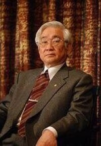 時任京都大學教授益川敏英，獲得08年諾獎