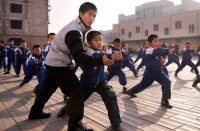 太谷縣明星小學教師楊曉瑞在教孩子們形意拳