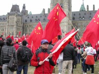 2008年4月13日參加渥太華“維護祖國統一迎接奧運盛會”大會。是為世界歷史上首次華人海外萬人集會。