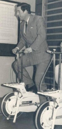 查爾斯王子在唐特力健身車運動