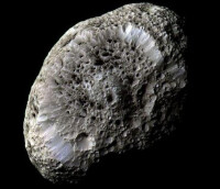 探測器傳送回來的照片可見隕石坑附近有冰。