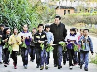 高新民教授和希望小學的孩子們在一起