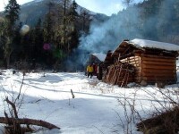 炊煙裊裊的奧太娜登山大本營