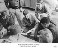 陳納德將軍（中）和他的部下在查看地圖、研究作戰計劃。