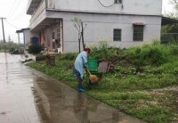 麻河鎮村民清掃街道