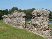 聖奧爾本斯當地有大量的羅馬時代遺跡 比如這段古城牆