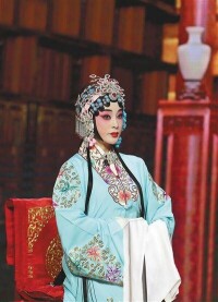 劉曉慶在《傳承中國》里表演京劇