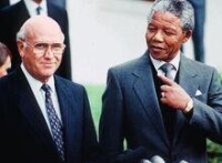 1990年，曼德拉與時任南非總統的德克勒克