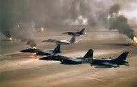 美機F-16飛越科威特油田上空