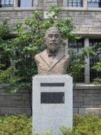 高麗大學校園內的李容翊銅像
