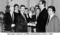 1984年2月1日斯特恩（左三）任NBA聯盟總裁