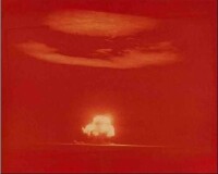 1945年，人類第一顆原子彈在美國新墨西哥州“三位一體”試驗場試爆成功。“三位一體”試驗場大本營位於美國新墨西哥州洛斯-阿拉莫斯附近，是美國進行原子彈試驗場的主要場所。“三位一體”的試爆成功標誌著“曼哈頓工程”任務的圓滿完成。