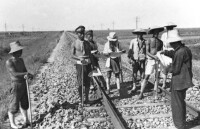 武工隊在津浦線上，向鐵路工人介紹抗日政策