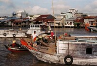 湄公河上的運輸駁船