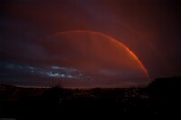 這種罕見的幽靈照片顯示了一個多姿多彩的夜間彩虹。這個彩虹是由月光產生，在北約克郡被相機捕捉到。
