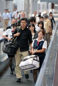 佐藤和山本家人抵達日本