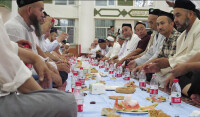 斯林群眾在新疆伊斯蘭教經學校的清真寺內共同進餐