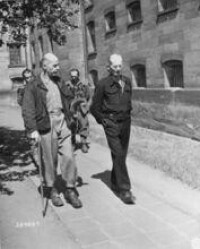 威廉·李斯特（左）在監獄里散步