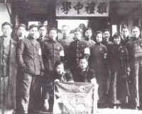 1937年攝於長沙，後排左三為吳大羽，左四為方干民。