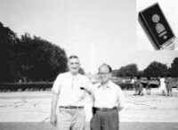1984年，李溫平與羅伯特·薛德樂將軍在美國
