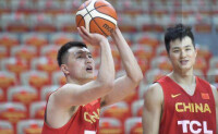 入選中籃青年隊，代表中國參加國際比賽