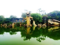 “湖光岩”風景區的大型《龍魚神龜》雕塑