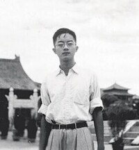 吳敬璉年輕時期照片