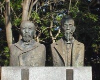 馬關條約紀念地的伊藤博文與陸奧宗光的銅像