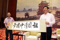 在南昌採訪時，向南昌市委書記王文濤贈送書法作品“祖國情，中國夢”