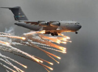 （圖）C-17運輸機發射干擾彈
