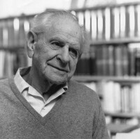 奧地利－英國科學哲學家卡爾·波珀（Karl Popper，1902-1994年）於1990年成立。他以經驗證偽工作而聞名。