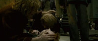 韋斯萊夫人和羅恩趴在弗雷德的屍體上痛哭