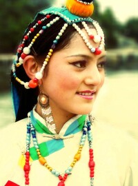 頭戴“巴珠”的藏族少女
