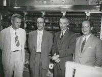 馮·諾依曼（右）等在世界上第一台計算機前