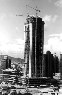 興建中的深圳國際貿易大廈