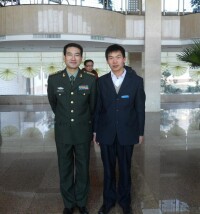 陳小春與航天員翟志剛合影，在中國航天員中心