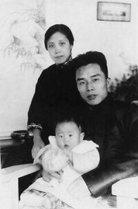 梅貽琦與夫人韓詠華1920年拍攝的家庭照片。